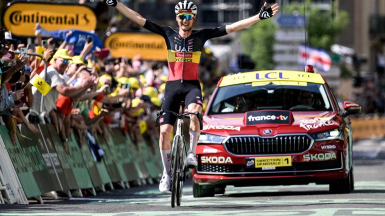 Tim Wellens levanta los brazos en señal de victoria tras adjudicarse la décimo quinta etapa del Tour de Francia.