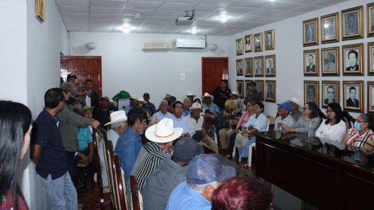 Ejidatarios acuden al Cabildo de Escuinapa a hacer su petición.