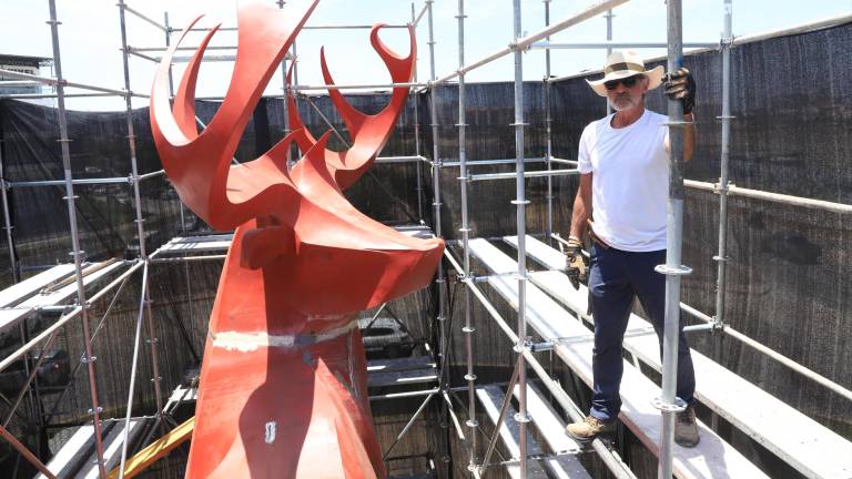El escultor Arturo Ipiéns es el creador del Venado de 10.90 metros que está colocado en la Glorieta del Paseo del Atlántico, al norte de Mazatlán.