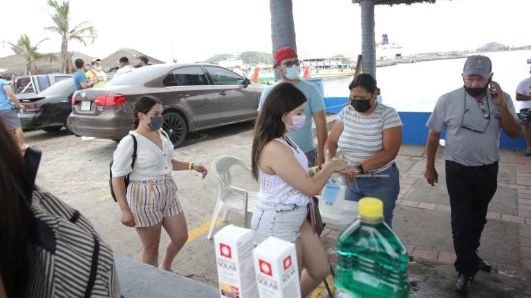 Una joven en el embarcadero de la Isla de la Piedra.