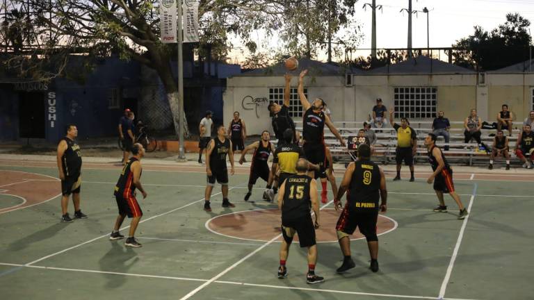 La cancha del Infovanit Playas es uno de los escenarios de la actividad del Torneo Veteranos de Baloncesto.