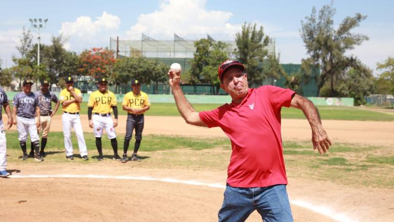 Genaro Osuna lanza la primera bola.