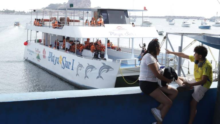 Durante diciembre se ofrecían 3 paseos de catamarán al día.
