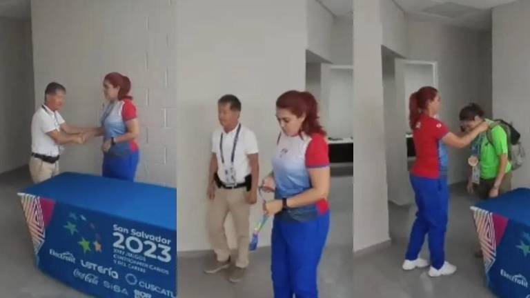 Momento de la entrega de la medalla.