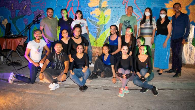 Alumnos y maestros de la Escuela Municipal de Danza y de Artes Plásticas de la UAS