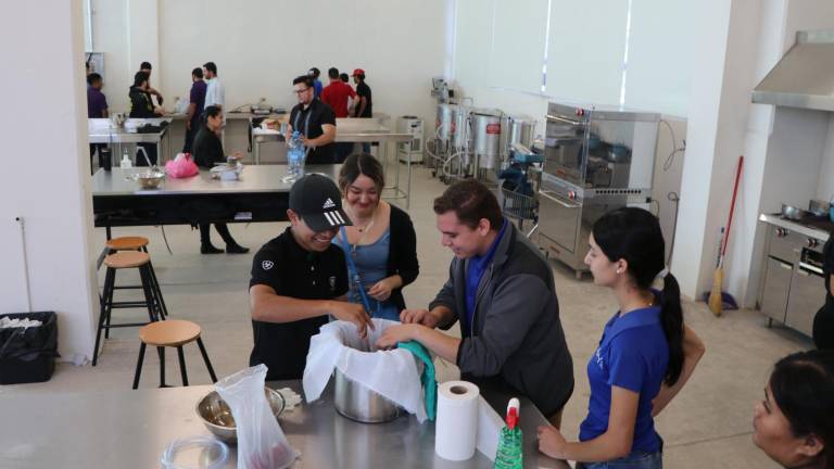 Alumnos de las carreras Administración Turística, Agro industrial y Manufactura de la UPMyS tomaron el curso taller sobre la elaboración de cerveza artesanal.