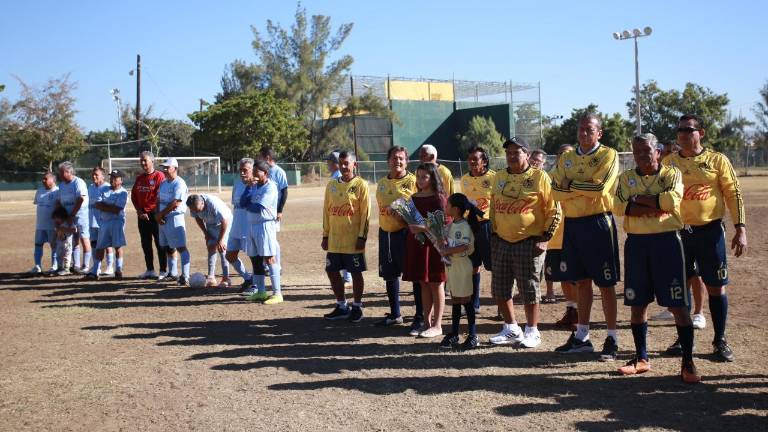 Los equipos posan en el campo junto a sus bellas madrinas.