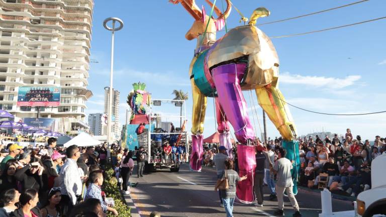 La majestuosidad de los carros alegóricos y figuras gigantes encantó al público presente en el segundo y último desfile del Carnaval de Mazatlán 2025.
