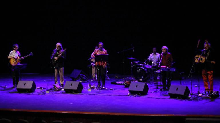 El grupo Zazhil participó en el primer día de actividades del festival.