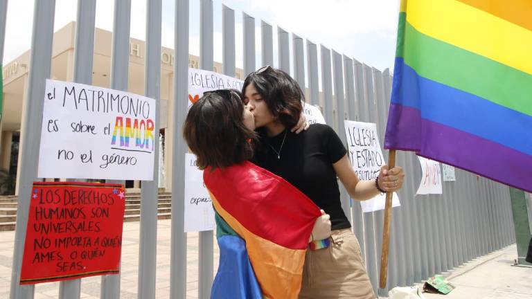 Una pareja celebra la aprobación en el Congreso.