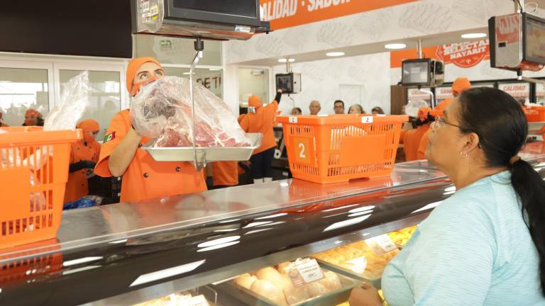 Después de cortar el listón inaugural, las presentes pudieron realizar sus compras.