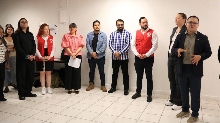 Autoridades de Cruz Roja y la UAdeO inauguran la exposición.