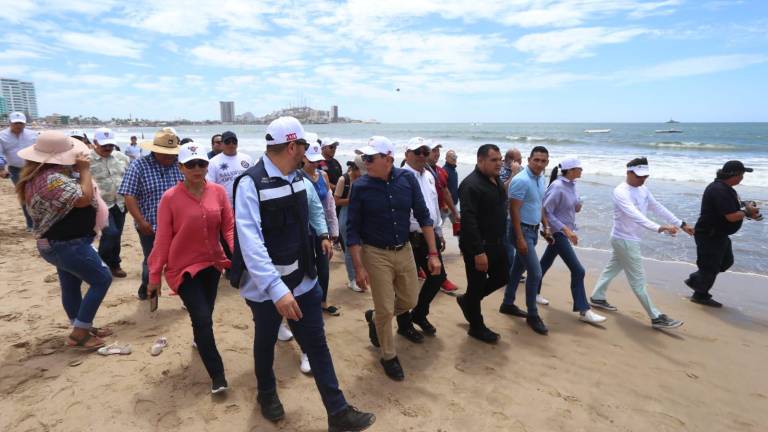 El Alcalde Édgar González Zataráin, funcionarios y regidores, recorren la zona de playa de Mazatlán.
