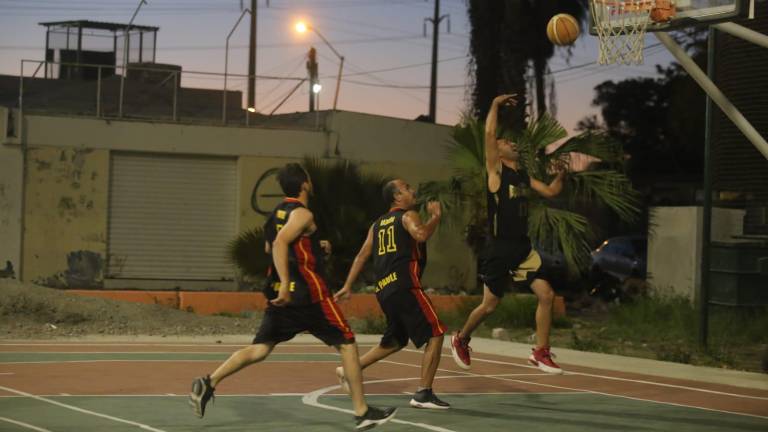 La cancha del Infonavit Playas es la sede de los partidos del Torneo Veteranos de Baloncesto.