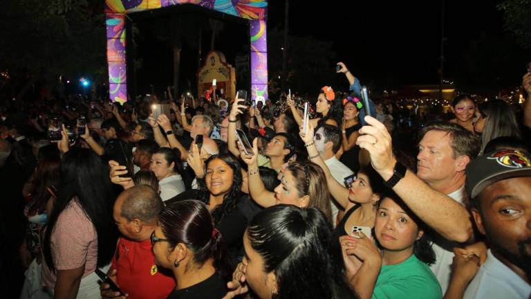 La Callejoneada del Día de Muertos en Mazatlán reunió a miles de personas en el Centro Histórico.