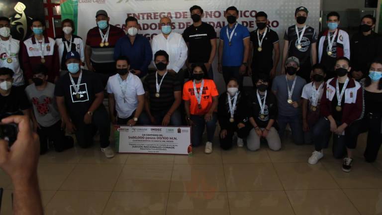 Los deportistas que recibieron el pago del bono por sus resultados en los Juegos Nacionales CONADE 2019.