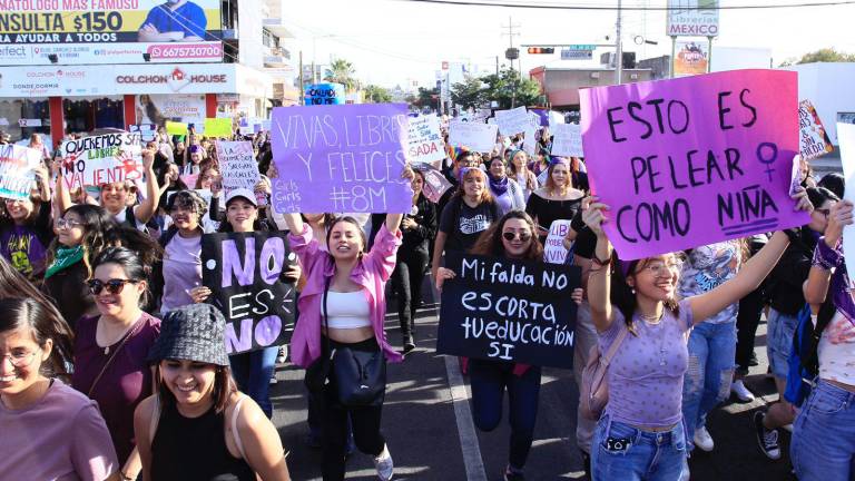 La manifestación inició cerca de las 16:00 horas y caminan por la Avenida Álvaro Obregón.
