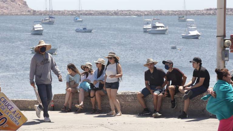 El turismo disfruta del fin de semana en el puerto.