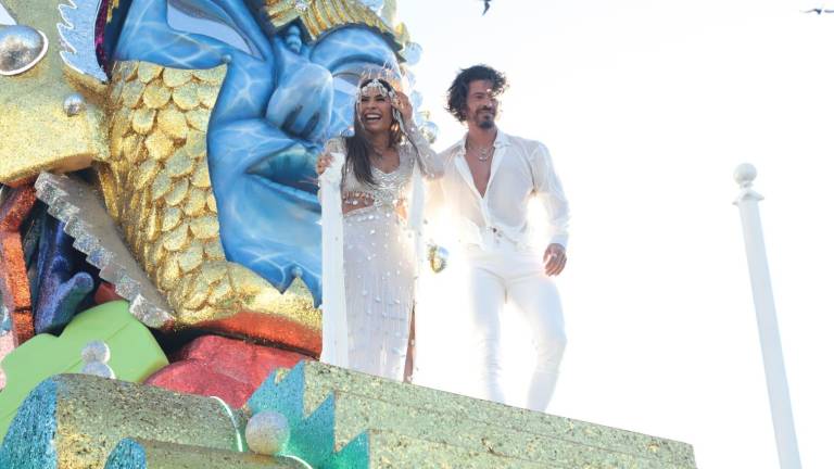Galilea Montijo y su pareja, Isaac Moreno, desfilan en el desfile de este domingo en un carro alegórico patrocinado por una marca comercial.