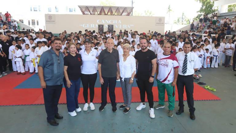 Homenajeados y organizadores abren la edición 25 de la Copa de Karate Noroeste.