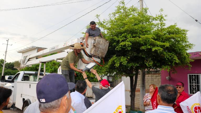 Inicia la colocación de 50 luminarias LED de 60 watts.