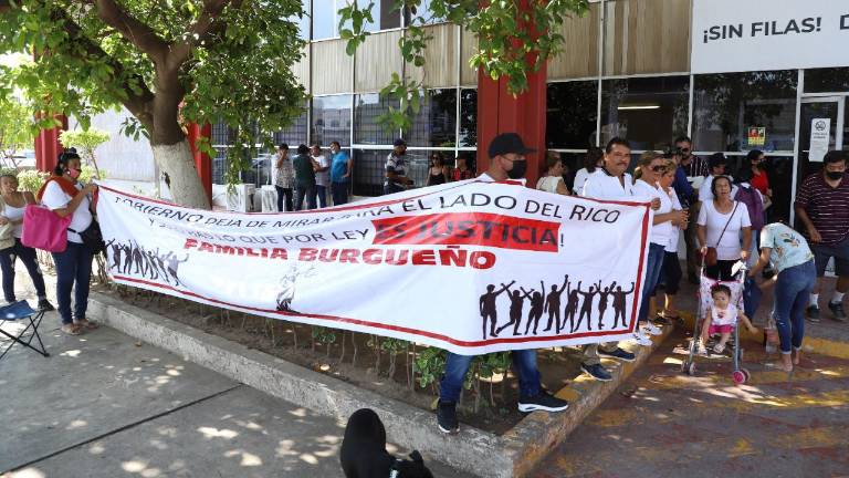 La familia protestó este jueves en la Unidad Administrativa.