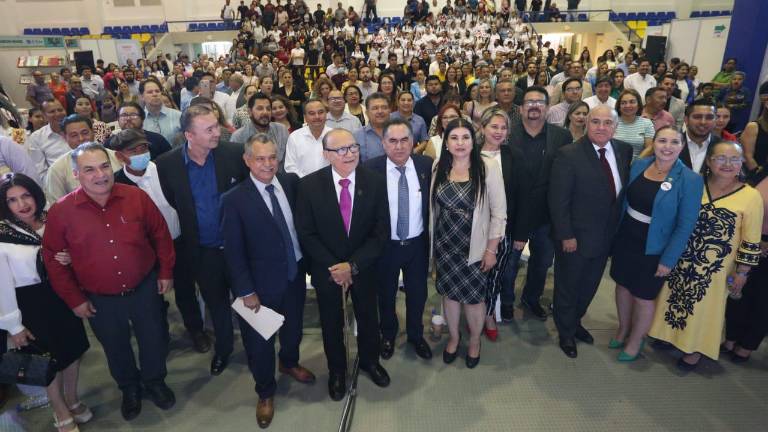 El rector de la UAS estuvo acompañado de distinguidas personalidades y escritores.