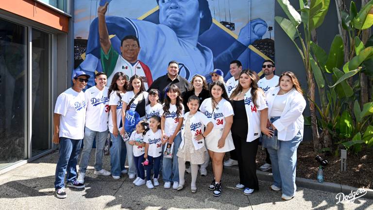 La familia de Valenzuela estuvo en el nuevo mural del expitcher mexicano en Dodger Stadium.