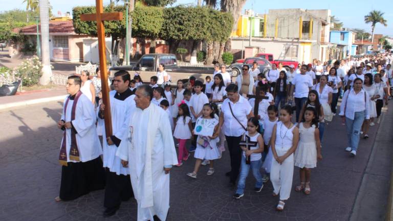 En Rosario fieles católicos realizan marcha penitencial y por la paz