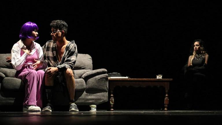 Alumnos del Taller de Teatro Juveni y Adultos culminan curso con una divertida comedia.