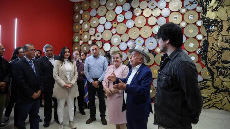 Autoridades durante la inauguración.