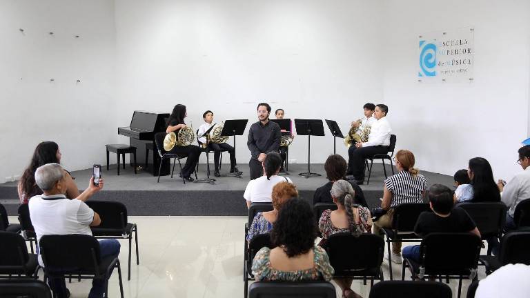 Alumnos de instrumentos de metal durante el concierto.