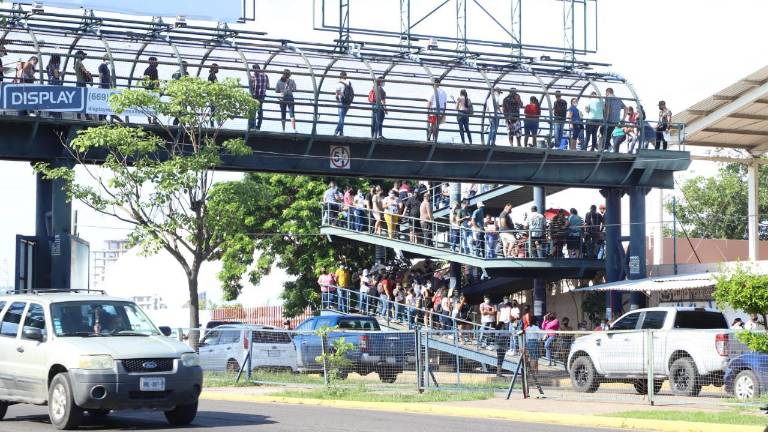 Largas filas hacen los jóvenes para recibir la vacuna.