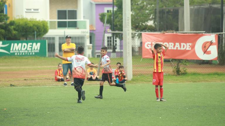 Academia Diablitos gana con contundencia.