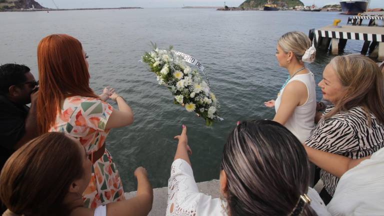 Autoridades envían una ofrenda al mar en conmemoración de los pescadores caídos.