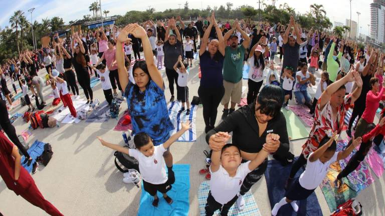 Los pequeños y sus padres de familia acuden a la clase de Matroyoga.