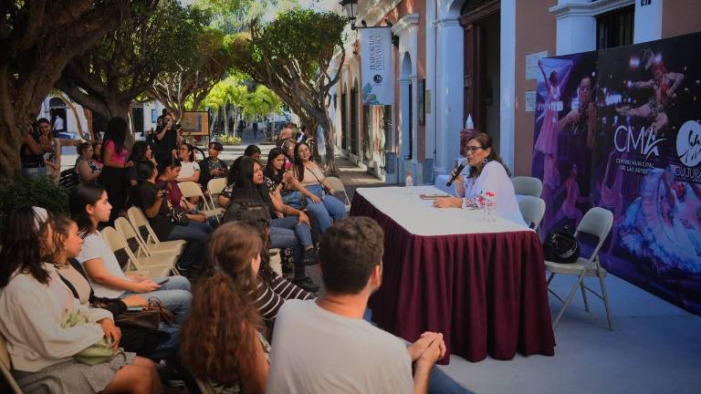 Una charla amena sostuvo Silvia Michel en ‘Diálogos de nuestra Historia’.