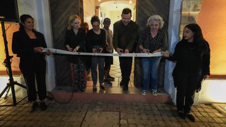 La artista y autoridades hacen el corte de listón de inauguración.