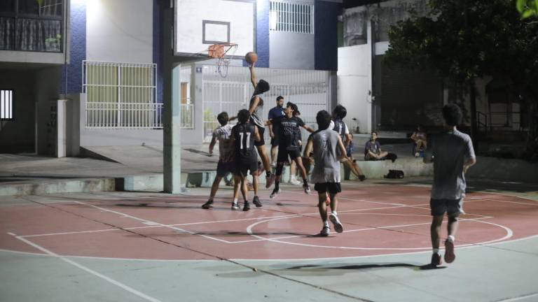 Intensos partidos se realizan en el Torneo de Baloncesto Golden.