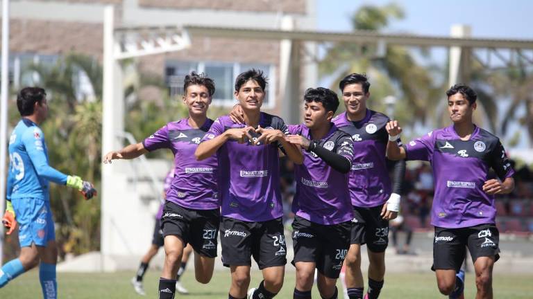 Carlos Zepeda celebra el primer gol de Mazatlán FC Sub 18.