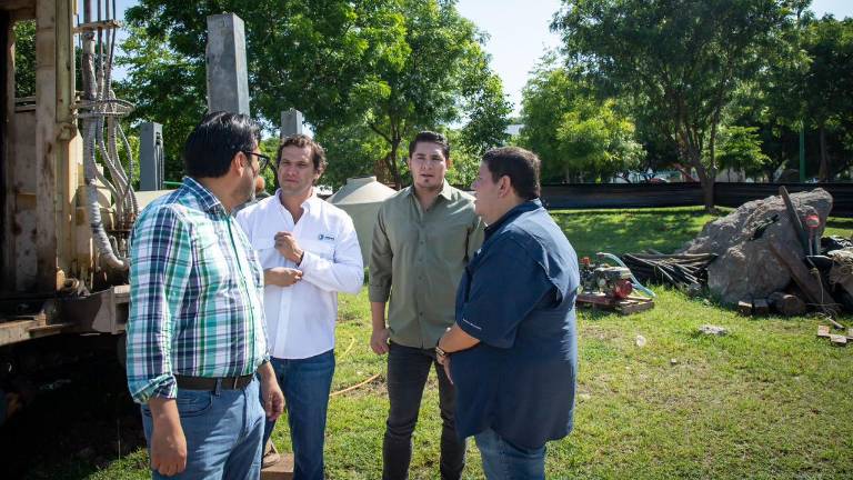 Las obras de perforación avanzan para construir un pozo de agua en el parque del fraccionamiento Alturas del Sur.