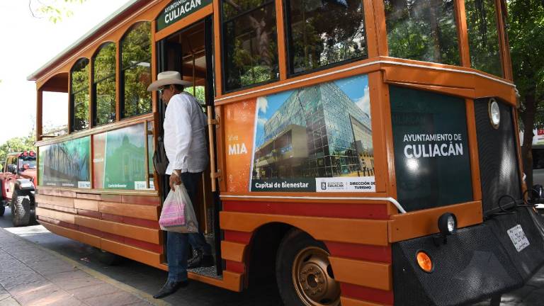 Durante la hora y media del recorrido, un guía de turista narra a los presentes cada uno de los sitios de valor cultural, comercial, deportivo y natural.