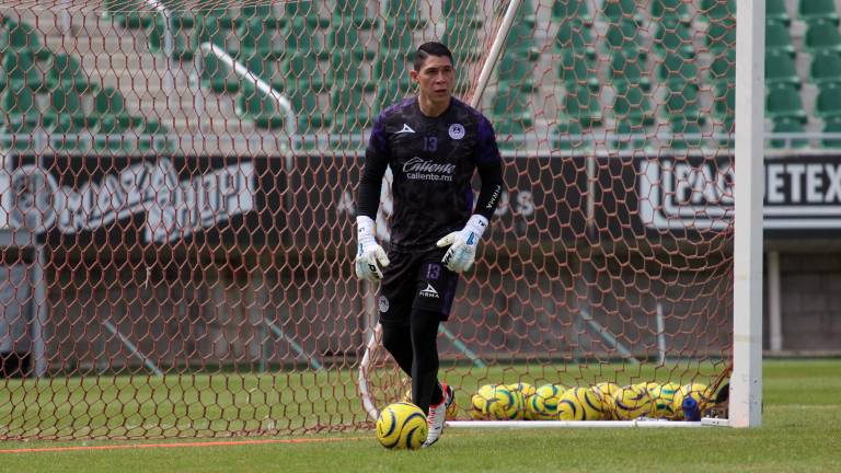 El arquero Hugo González va ante su ex equipo.