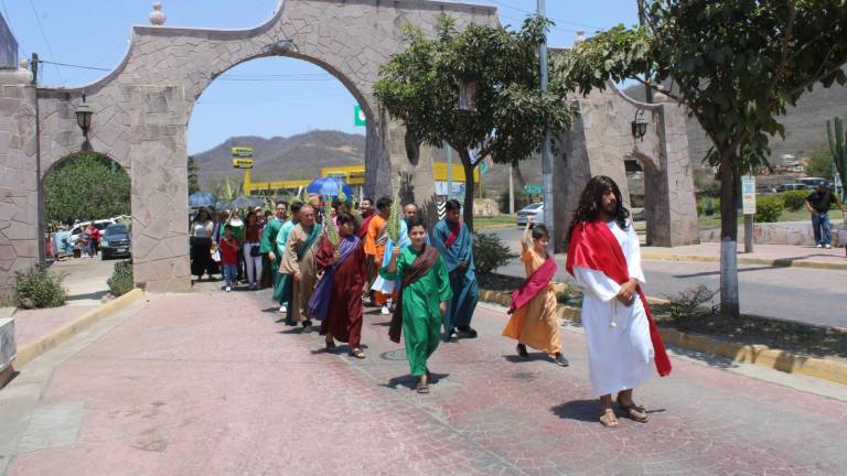 Los fieles celebran el Domingo de Ramos en El Rosario.