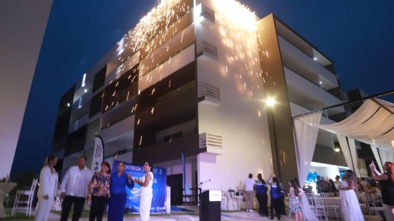 Bajo una lluvia de fuegos artificiales se entregaron tres de las ocho torres de Marina Cerritos Condominios.