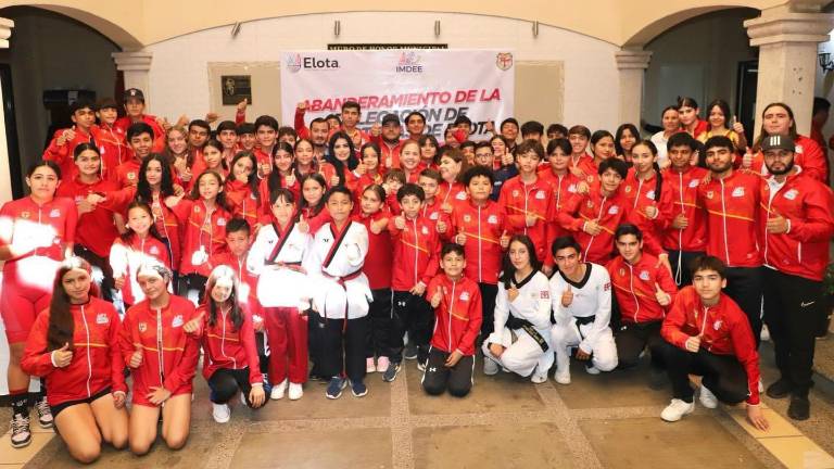 Los deportistas elotenses fueron abanderados y recibieron uniformes para la fase estatal.