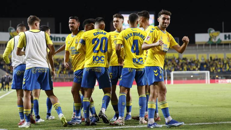 La escuadra de Las Palmas festeja su triunfo.