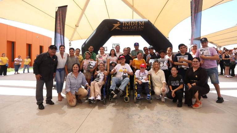 El Gobierno Municipal de Mazatlán, encabezado por la Presidenta Estrella Palacios Domínguez, realizó este jueves la entrega simbólica de uniformes a los deportistas que representarán al municipio en la etapa estatal de la Paralimpiada Nacional Conade 2025.