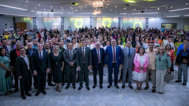 Más de 114 maestros y maestras reciben la medalla Ignacio Manuel Altamirano por 40 años de servicio.