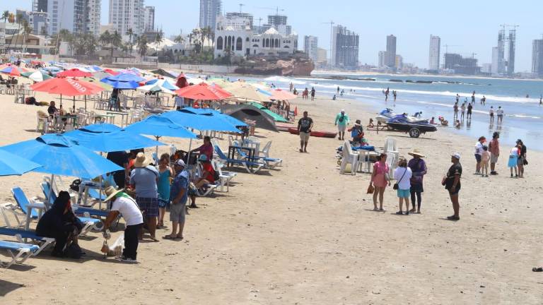 El puerto todavía cuentan con la visita de muchos visitantes extranjeros que recorren las playas y la zona turística de Mazatlán.